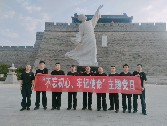 諸城守押大隊黨支部超然臺黨性教育基地開展“不忘初心、牢記使命”現(xiàn)場教學(xué)活動405.png